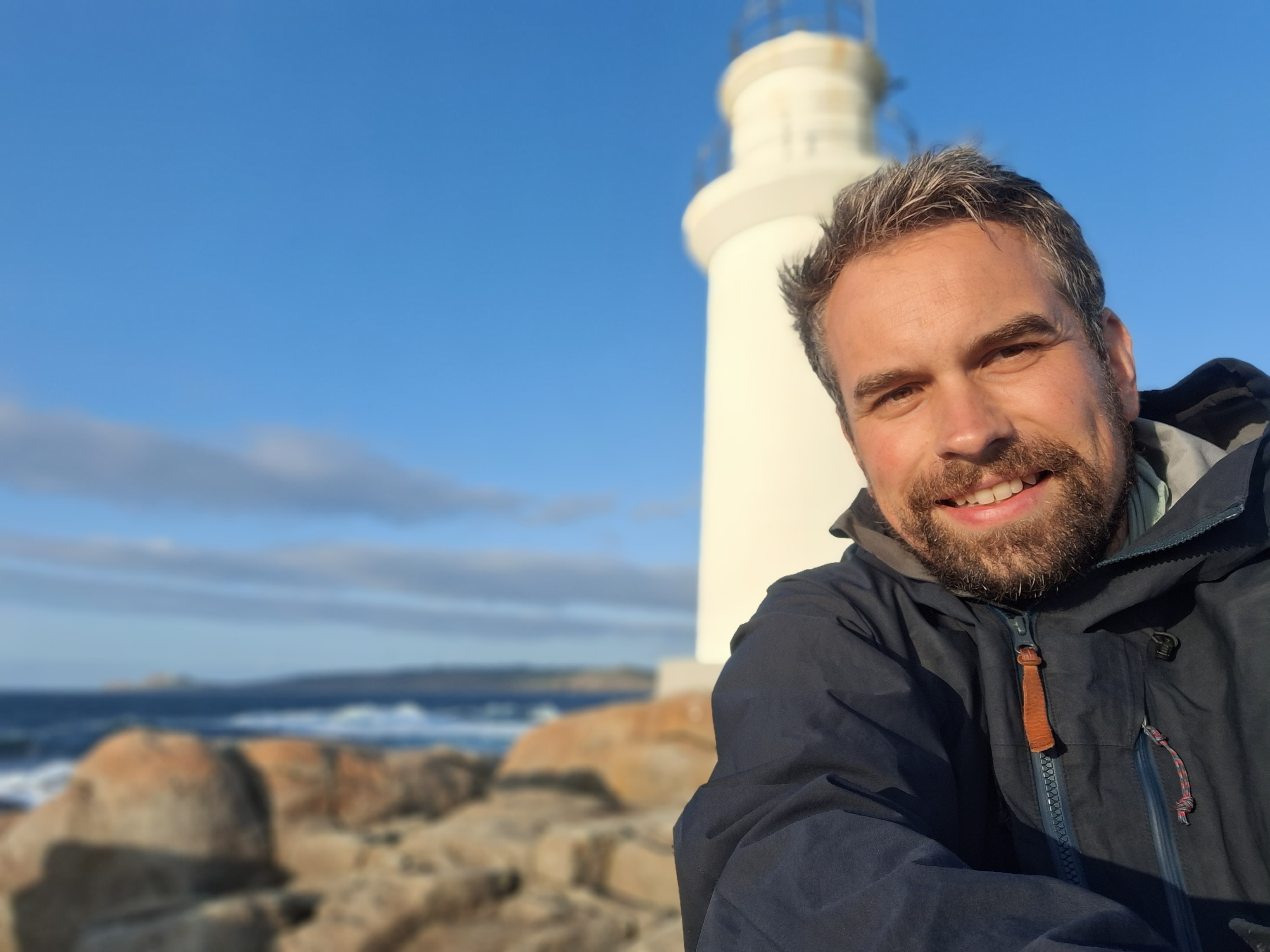 Herbert Klinkvis en un faro de la costa atlántica