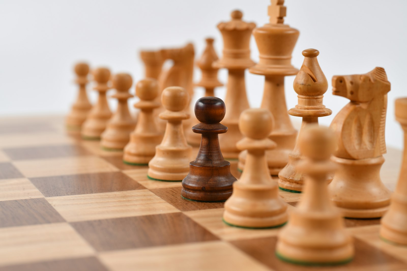 Piezas de ajedrez sobre un tablero, representando estrategia y liderazgo
